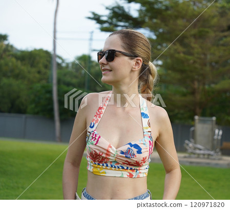 A young woman enjoying an workout outdoors  120971820