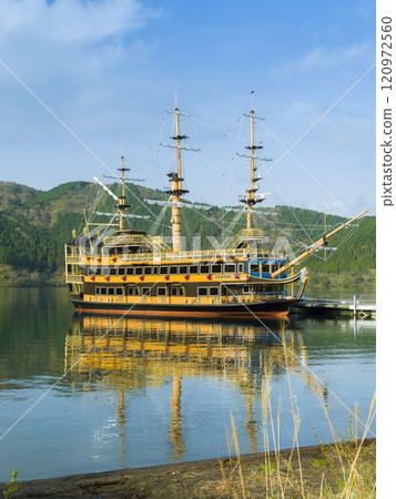 停泊在箱根蘆之湖桃源台港的海盜船 / 日本箱根 120972560