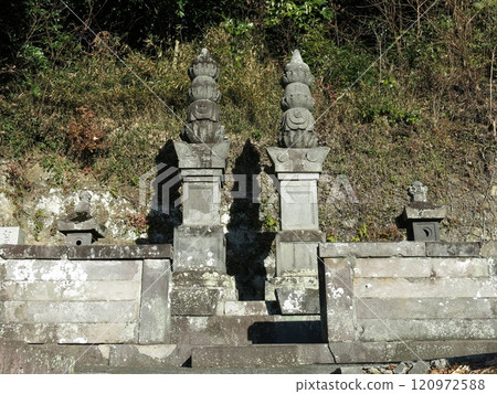 鎌倉市藥王寺內的鴨茂忠立妻女墓地 120972588