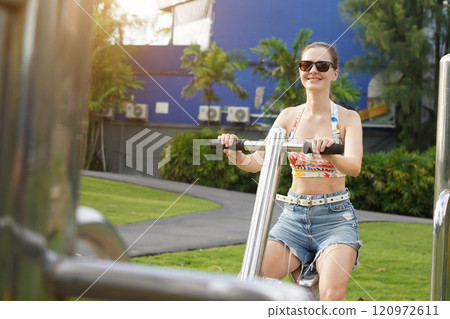 A young woman enjoying an workout outdoors  120972611