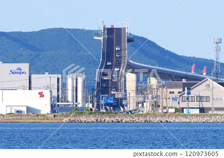 從中海大根島海岸用長焦鏡頭拍攝的江島大橋（俗稱貝塔文坂）松江一側的陡坡照片。 120973605