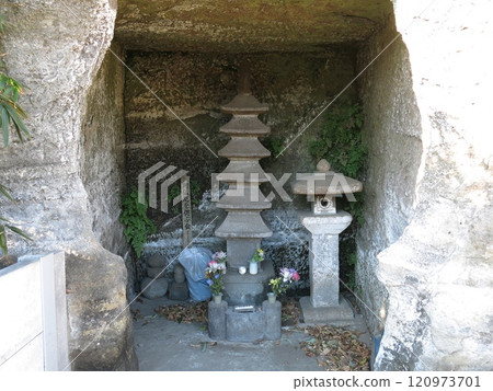 The grave of the poet Abutsuni near Eishoji Temple in Ogigadani, Kamakura City The grave of the poet Abutsuni near Eishoji Temple in Ogigadani, Kamakura City 120973701
