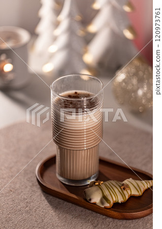 Christmas hot chocolate with gingerbread cookie 120973761