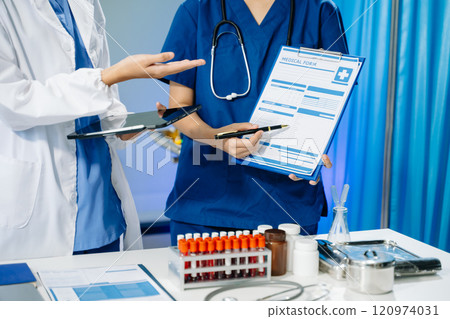 Meeting team of doctor and medical staff Consultation about the treatment of heart disease, pneumonia Meeting team of doctor and medical staff Consultation about the treatment of heart disease, pneumonia 120974031