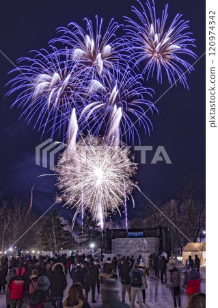 北海道冬季煙火大會和觀賞煙火的觀眾 北海道冬季煙火大會和觀賞煙火的觀眾 120974342