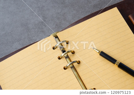 某人打開環形筆記本進行辦公桌工作的圖像 120975123