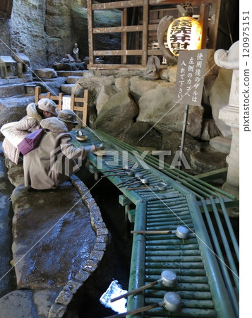 Kamakura City's Zeniarai Benzaiten Ugafuku Shrine, where Zeniarai water springs forth 120975151