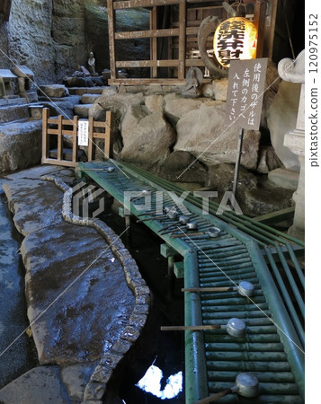 Kamakura City's Zeniarai Benzaiten Ugafuku Shrine, where Zeniarai water springs forth 120975152