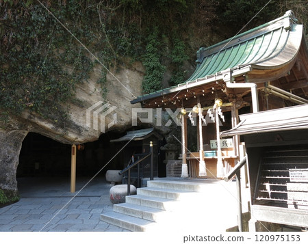 Zeniarai Benzaiten Ugafuku Shrine in Kamakura (main shrine and entrance to the inner shrine) 120975153