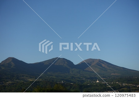 藍天下的淺間山 120975483
