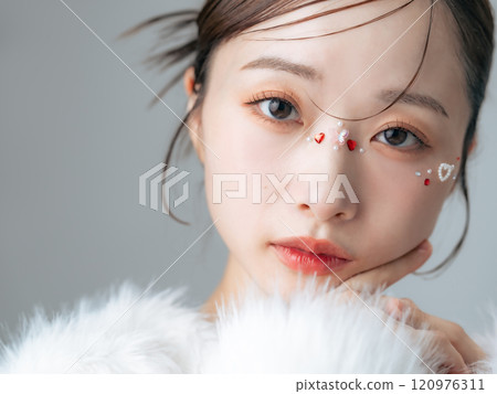 有石妝、皮膚保養、化妝品的女人 有石妝、皮膚保養、化妝品的女人 120976311