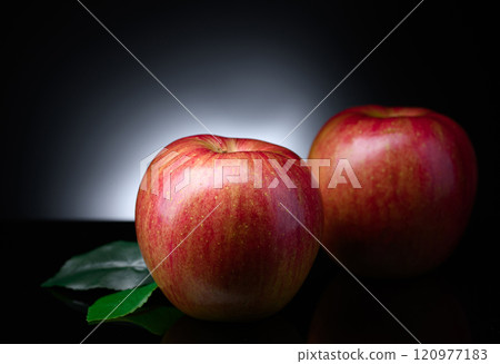 蘋果（黑色背景） 120977183