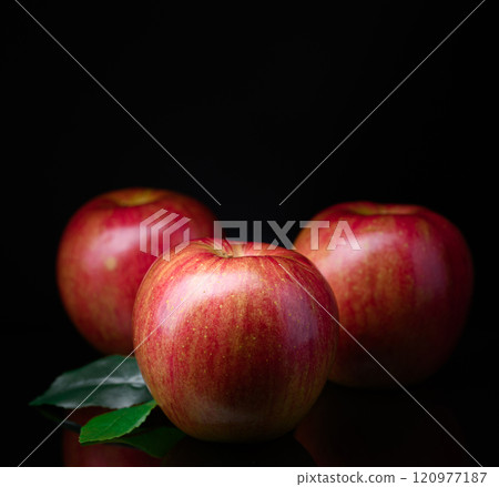 蘋果(黑色背景) 蘋果(黑色背景) 120977187
