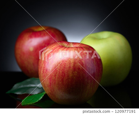 青蘋果紅蘋果（黑色背景） 120977191
