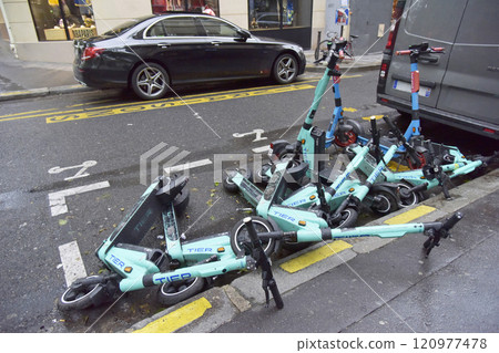 滑板摔得亂七八糟 120977478