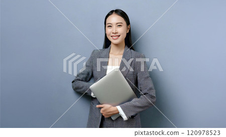 有膝上型計算機的一位小姐 有膝上型計算機的一位小姐 120978523