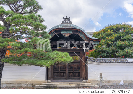 Autumn in Kyoto: Myokakuji Temple (Myokakuji) Karamon Gate 120979587