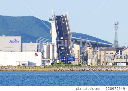 從中海大根島海岸用長焦鏡頭拍攝的江島大橋(俗稱貝塔文坂)松江一側的陡坡照片。 從中海大根島海岸用長焦鏡頭拍攝的江島大橋(俗稱貝塔文坂)松江一側的陡坡照片。 120979649