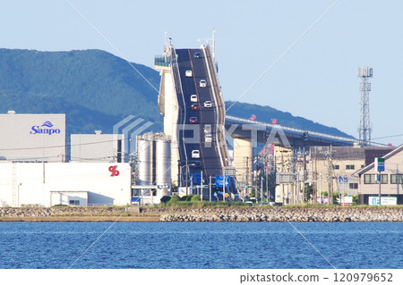 從中海大根島海岸用長焦鏡頭拍攝的江島大橋(俗稱貝塔文坂)松江一側的陡坡照片。 從中海大根島海岸用長焦鏡頭拍攝的江島大橋(俗稱貝塔文坂)松江一側的陡坡照片。 120979652