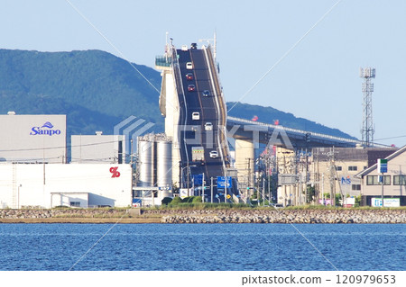 從中海大根島海岸用長焦鏡頭拍攝的江島大橋（俗稱貝塔文坂）松江一側的陡坡照片。 120979653