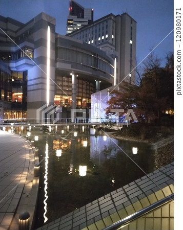 夜晚燈火通明的建築 夜晚燈火通明的建築 120980171