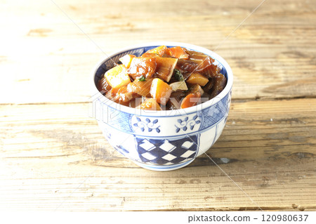 大量奢華食材的醃製海鮮蓋飯 大量奢華食材的醃製海鮮蓋飯 120980637