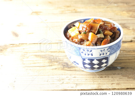 大量奢華食材的醃製海鮮蓋飯 大量奢華食材的醃製海鮮蓋飯 120980639