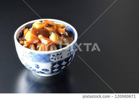 一張黑色背景下醃製海鮮碗的照片,裡面有許多奢華的食材 一張黑色背景下醃製海鮮碗的照片,裡面有許多奢華的食材 120980671