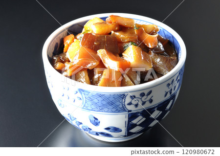 一張黑色背景下醃製海鮮碗的照片,裡面有許多奢華的食材 一張黑色背景下醃製海鮮碗的照片,裡面有許多奢華的食材 120980672