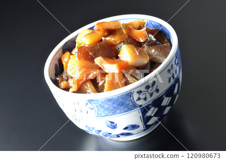 一張黑色背景下醃製海鮮碗的照片,裡面有許多奢華的食材 一張黑色背景下醃製海鮮碗的照片,裡面有許多奢華的食材 120980673