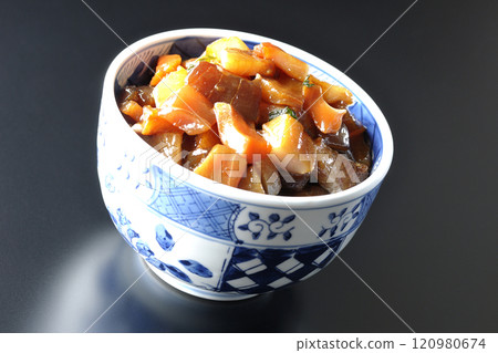 一張黑色背景下醃製海鮮碗的照片,裡面有許多奢華的食材 一張黑色背景下醃製海鮮碗的照片,裡面有許多奢華的食材 120980674