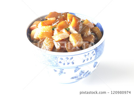 一張白色背景下醃製海鮮碗的照片,裡面有許多奢華的食材 一張白色背景下醃製海鮮碗的照片,裡面有許多奢華的食材 120980974
