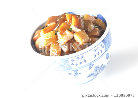一張白色背景下醃製海鮮碗的照片,裡面有許多奢華的食材 一張白色背景下醃製海鮮碗的照片,裡面有許多奢華的食材 120980975