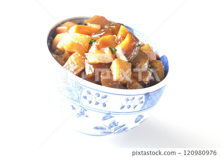 一張白色背景下醃製海鮮碗的照片,裡面有許多奢華的食材 一張白色背景下醃製海鮮碗的照片,裡面有許多奢華的食材 120980976