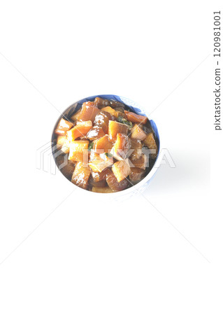 一張白色背景下醃製海鮮碗的照片,裡面有許多奢華的食材 一張白色背景下醃製海鮮碗的照片,裡面有許多奢華的食材 120981001