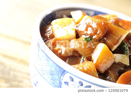 大量奢華食材的醃製海鮮蓋飯 120981079