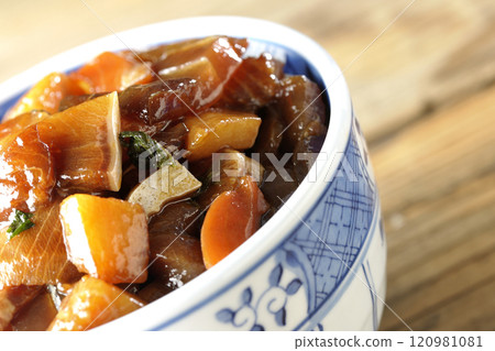 大量奢華食材的醃製海鮮蓋飯 120981081