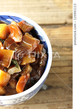 大量奢華食材的醃製海鮮蓋飯 120981113