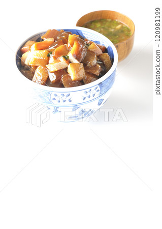 大量美味食材的醃製海鮮蓋飯和味噌湯 120981199