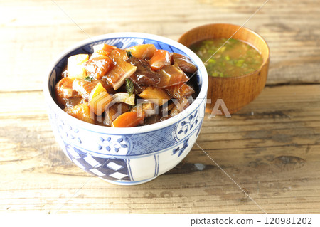 A luxurious, heaping bowl of pickled seafood with lots of ingredients and miso soup 120981202