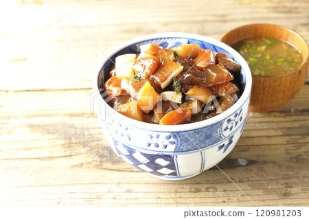 大量美味食材的醃製海鮮蓋飯和味噌湯 120981203