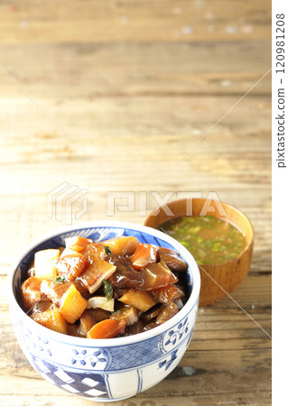 大量美味食材的醃製海鮮蓋飯和味噌湯 120981208