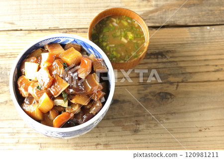 大量美味食材的醃製海鮮蓋飯和味噌湯 120981211