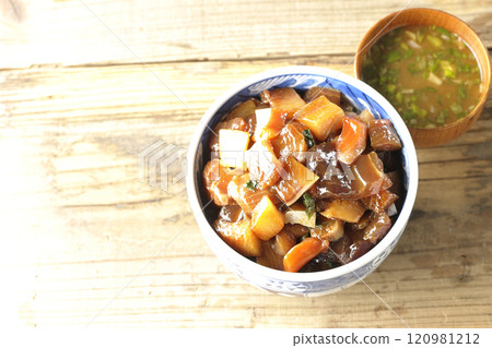 大量美味食材的醃製海鮮蓋飯和味噌湯 120981212