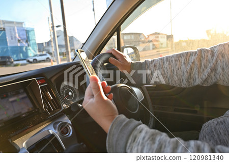 開車時看智慧型手機 使用智慧型手機時危險駕駛 120981340