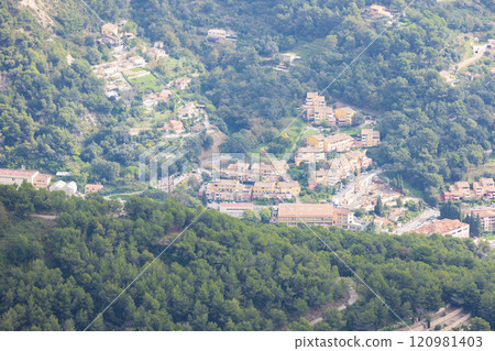 法國南部的山村 120981403