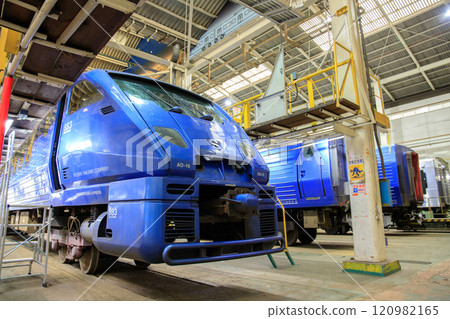 883 series train undergoing inspection (JR Kyushu Sonic) 120982165