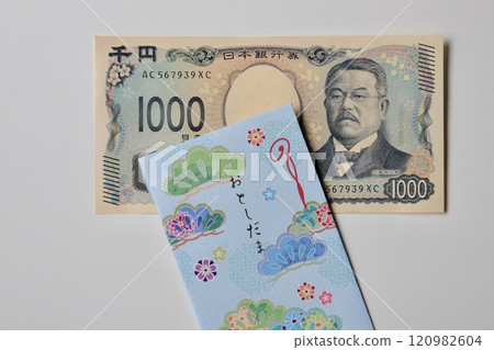 New Year's gift envelope and 1,000 yen bills 120982604