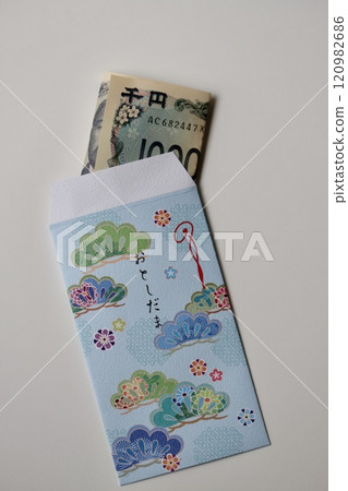 New Year's gift envelope and 1,000 yen bills 120982686