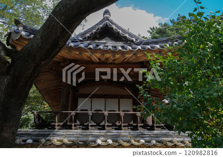 Traditional Korean Folk Village 120982816